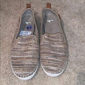 Slip on tennis shoes